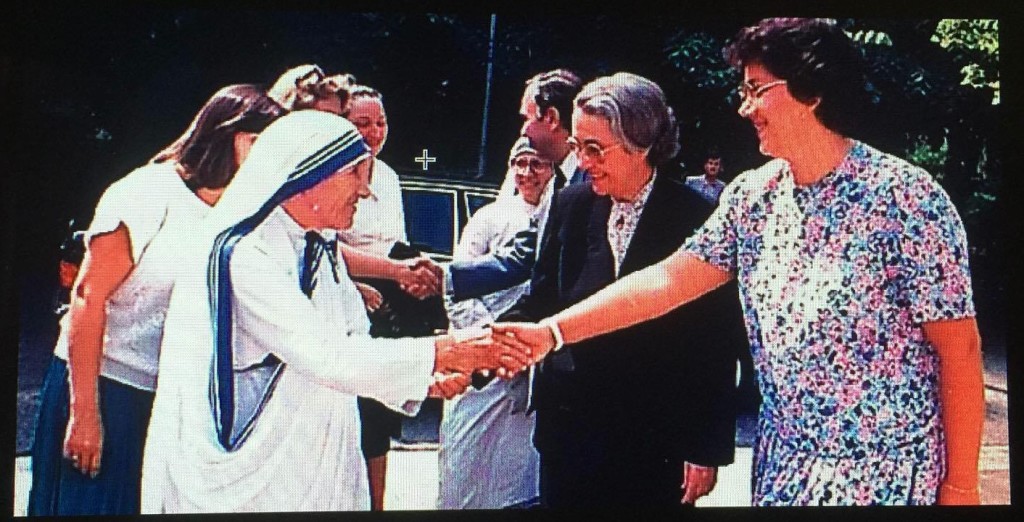 Kryetarja e Fronti Demokratik dhe e Bija... presin Nënë Terezën - gusht 1989