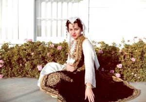 Vajza e Branko Merxhanit, Afrodita Kiçi, zonja e Gaspër Kiçit me kostum festiv të Çamërisë 