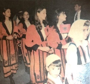 Fëmijë shqiptarë me kostume kombëtare ne meshë