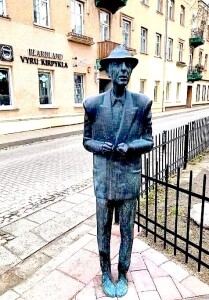 Leonard Cohen - Statujë në Vilnius