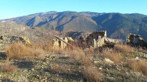 Ndërtesa e shkollës së fshatit Kucakë. Në këtë shkollë kishte pasur një klasë që pretendohej se ishte përdorur nga Enver Hoxha dhe që ishte kthyer në muze.