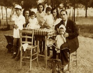Familja Stefa viti 1942. Motra e Kostaqit, bashkëpunëtorja shtepiake e familjes Stefa