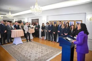 Presidentja e Kosovës Vjosa Osmani, përgëzon studentët e FD të UP