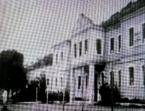Shkolla qytetëse e vitit 1916 e shembur nga diktatura komuniste
