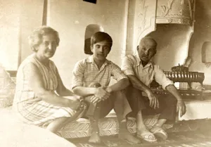 Artan Kafexhiu adoleshent me çiftin Sokoli në shtëpinë e të parëve.