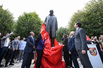 Ceremonia e përurimit të statujës së Rugovës në Podujevë